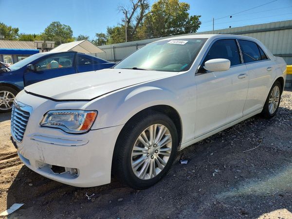 2014 CHRYSLER 300 — Front 3/4