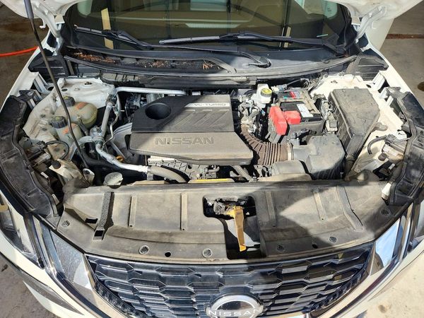2022 NISSAN ROGUE SV — Engine bay