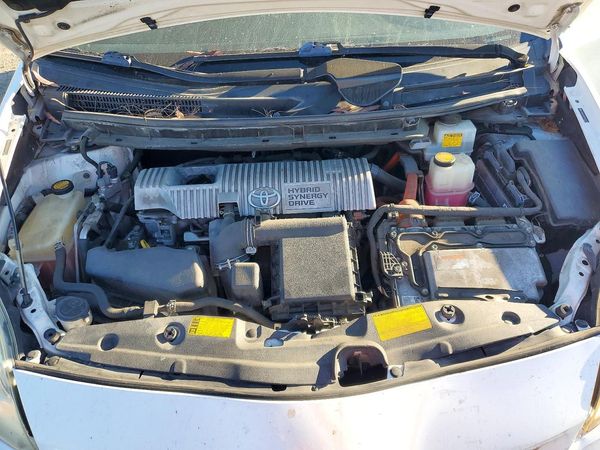 2012 TOYOTA PRIUS — Engine bay