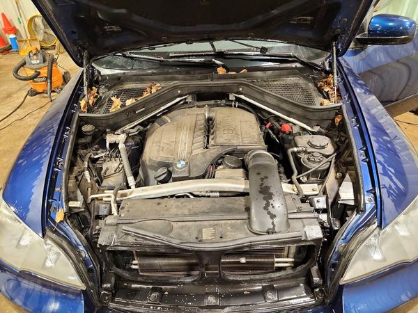 2013 BMW X5 xDrive35i — Engine bay