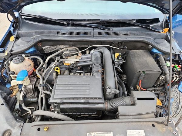2017 VOLKSWAGEN JETTA S — Engine bay
