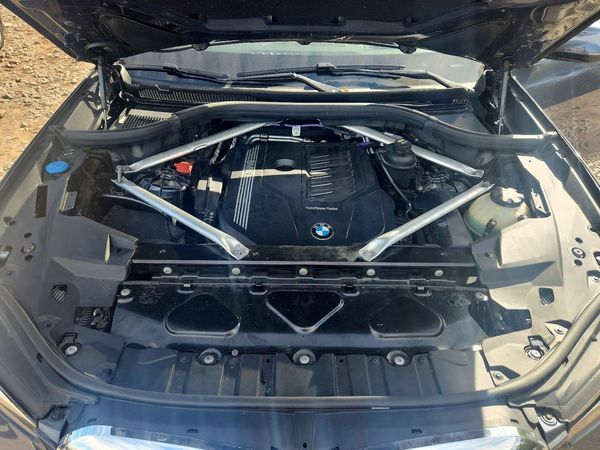 2022 BMW X5 xDrive40i — Engine bay