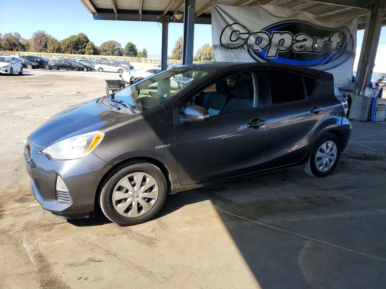 2014 TOYOTA PRIUS — Front 3/4