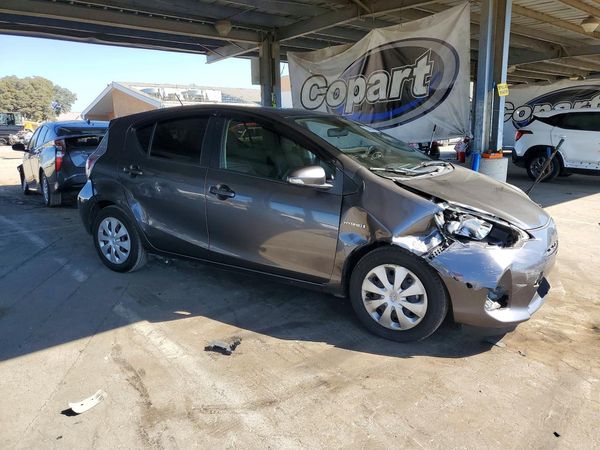 2014 TOYOTA PRIUS — Passenger 3/4