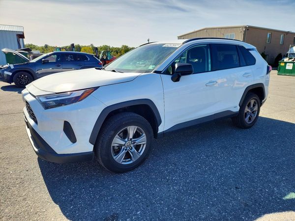 2024 TOYOTA RAV4 LE — Front 3/4