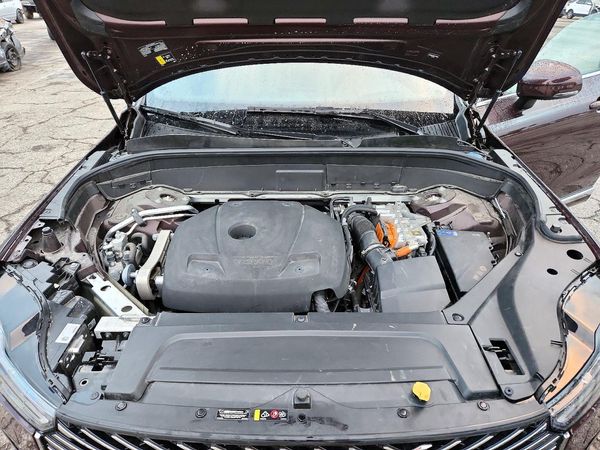 2025 VOLVO XC90 Ultra — Engine bay