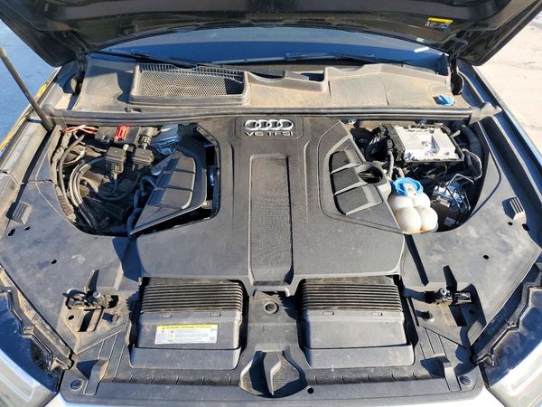 2017 AUDI Q7 quattro Prestige — Engine bay