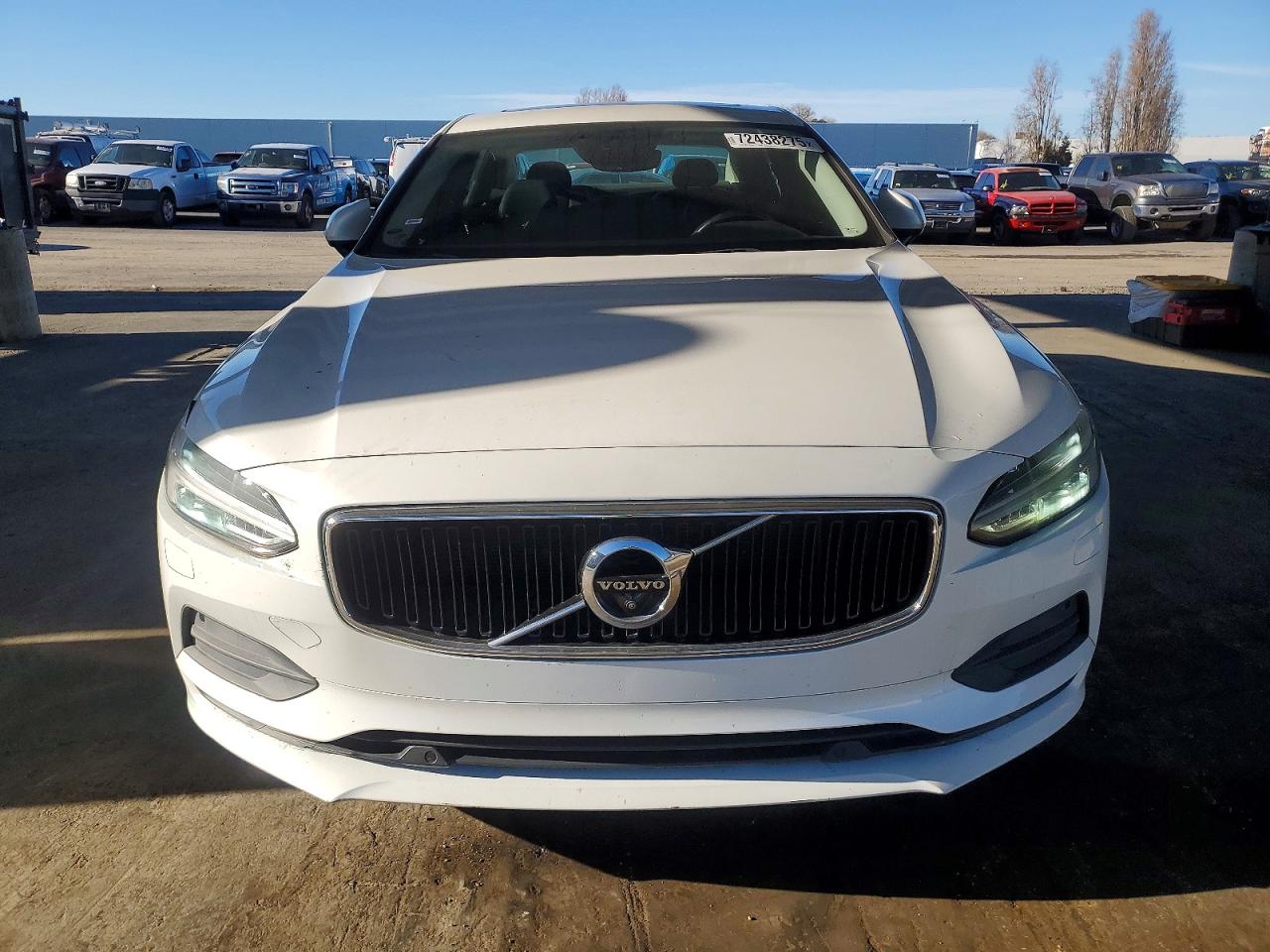 2018 VOLVO S90 Momentum