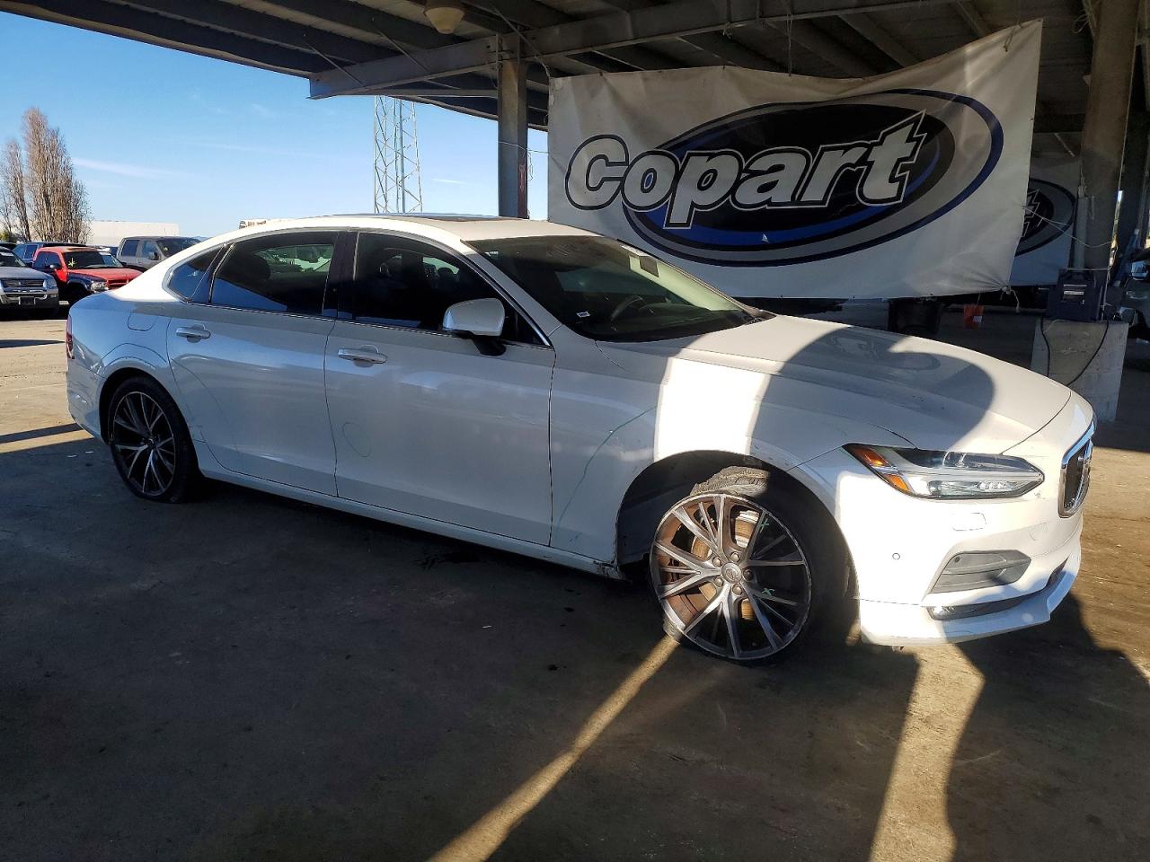 2018 VOLVO S90 Momentum