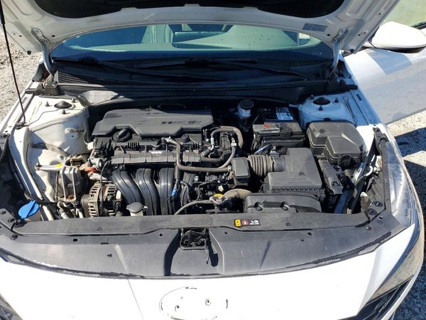 2021 HYUNDAI ELANTRA SEL — Engine bay