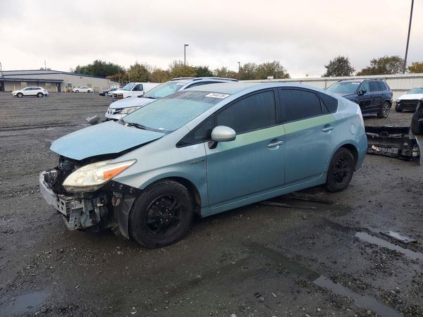 2013 TOYOTA PRIUS — Front 3/4