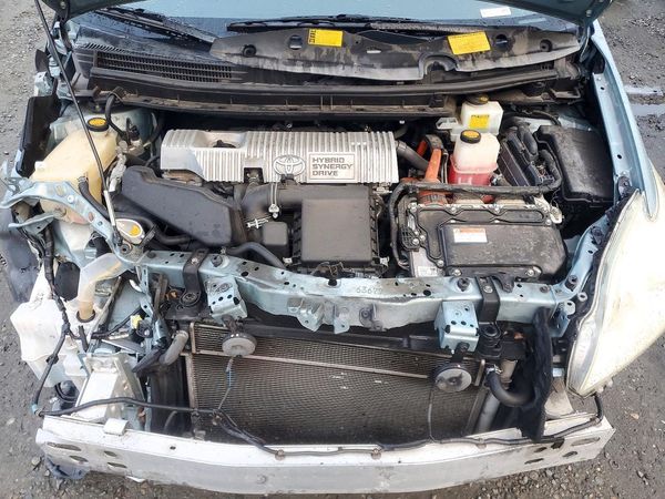 2013 TOYOTA PRIUS — Engine bay