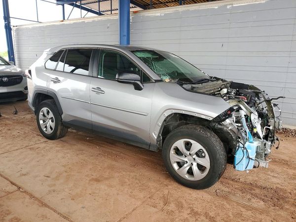 2019 TOYOTA RAV4 LE — Passenger 3/4