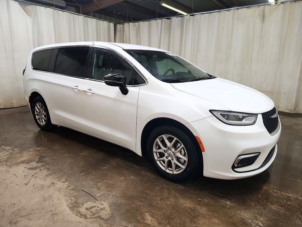 2025 CHRYSLER PACIFICA Select — Passenger 3/4