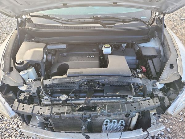2013 INFINITI JX35 — Engine bay