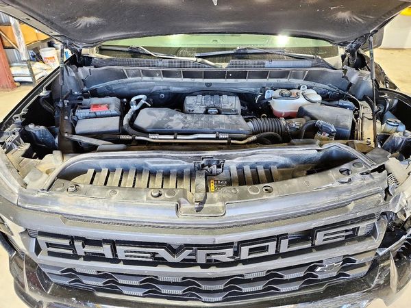 2023 CHEVROLET SILVERADO Custom — Engine bay