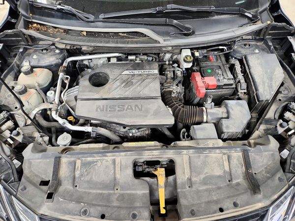 2022 NISSAN ROGUE SV — Engine bay