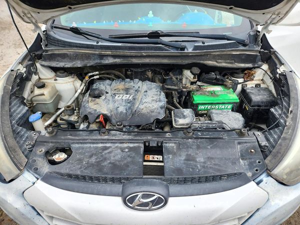 2014 HYUNDAI TUCSON GLS (Middle Level) — Engine bay