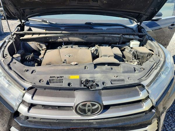 2019 TOYOTA HIGHLANDER SE/XLE — Engine bay