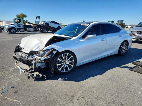 2019 LEXUS ES 350 — Front 3/4