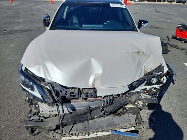 2019 LEXUS ES 350 — Engine bay