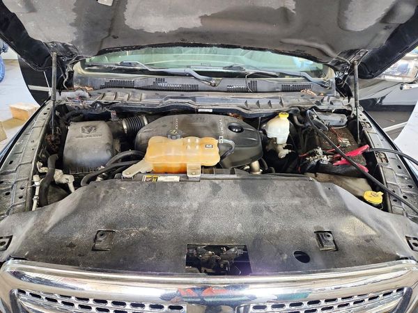 2015 RAM 1500 Laramie — Engine bay