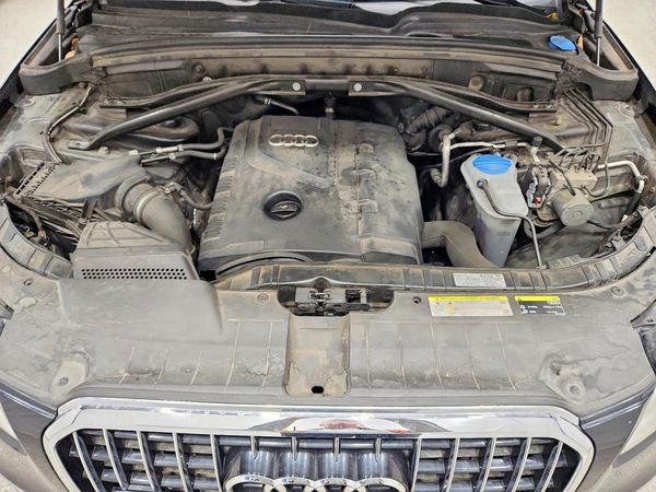 2013 AUDI Q5 Premium Plus — Engine bay