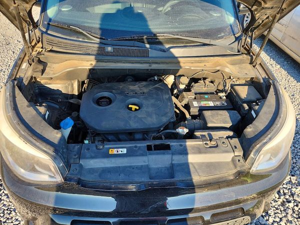 2016 KIA SOUL Exclaim — Engine bay