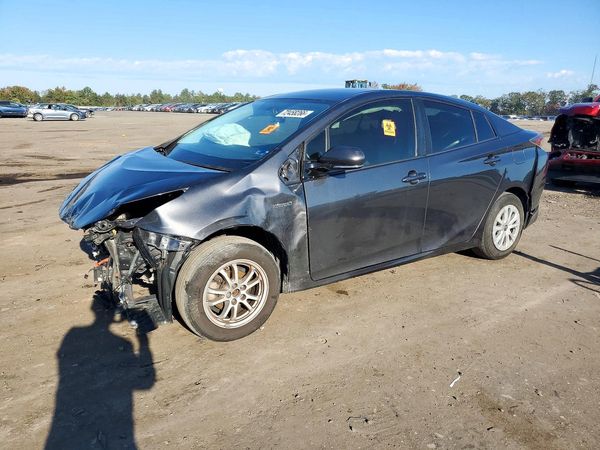 2016 TOYOTA PRIUS — Front 3/4