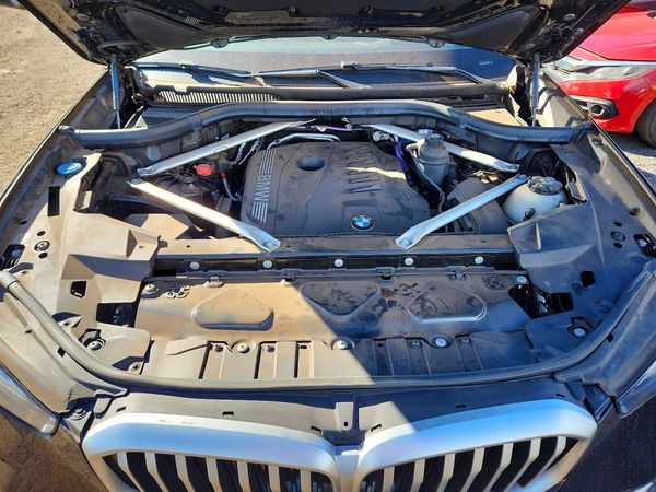 2024 BMW X5 sDrive40i — Engine bay