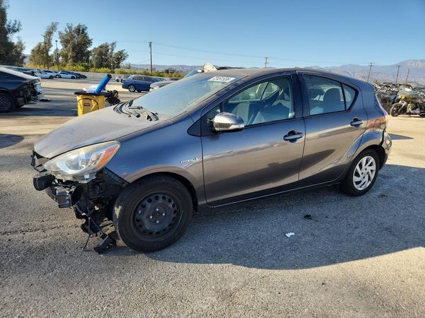 2015 TOYOTA PRIUS — Front 3/4