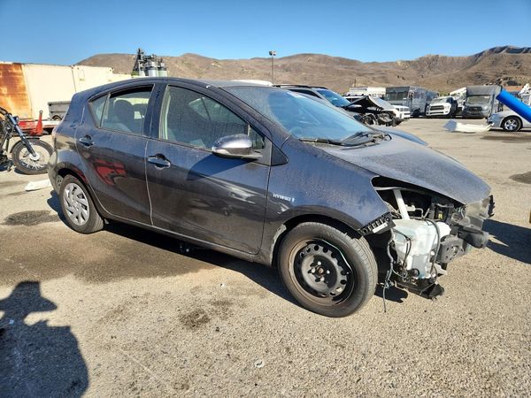 2015 TOYOTA PRIUS — Passenger 3/4