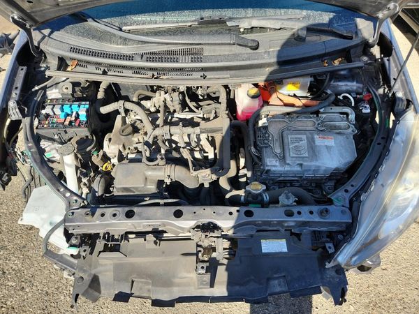 2015 TOYOTA PRIUS — Engine bay