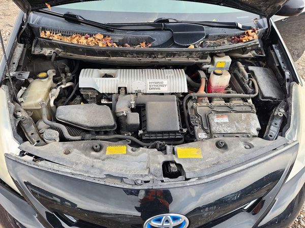 2012 TOYOTA PRIUS — Engine bay