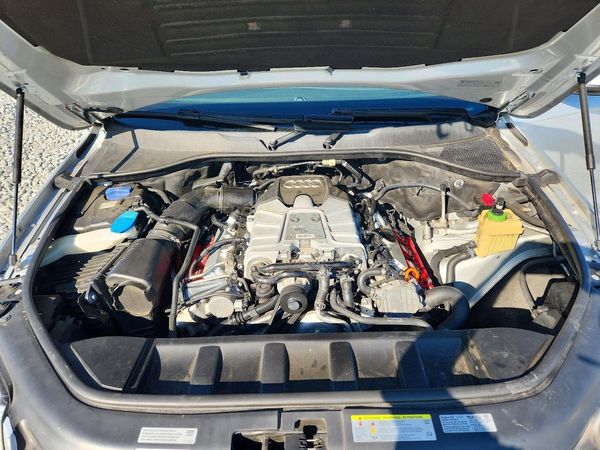 2013 AUDI Q7 Premium Plus — Engine bay