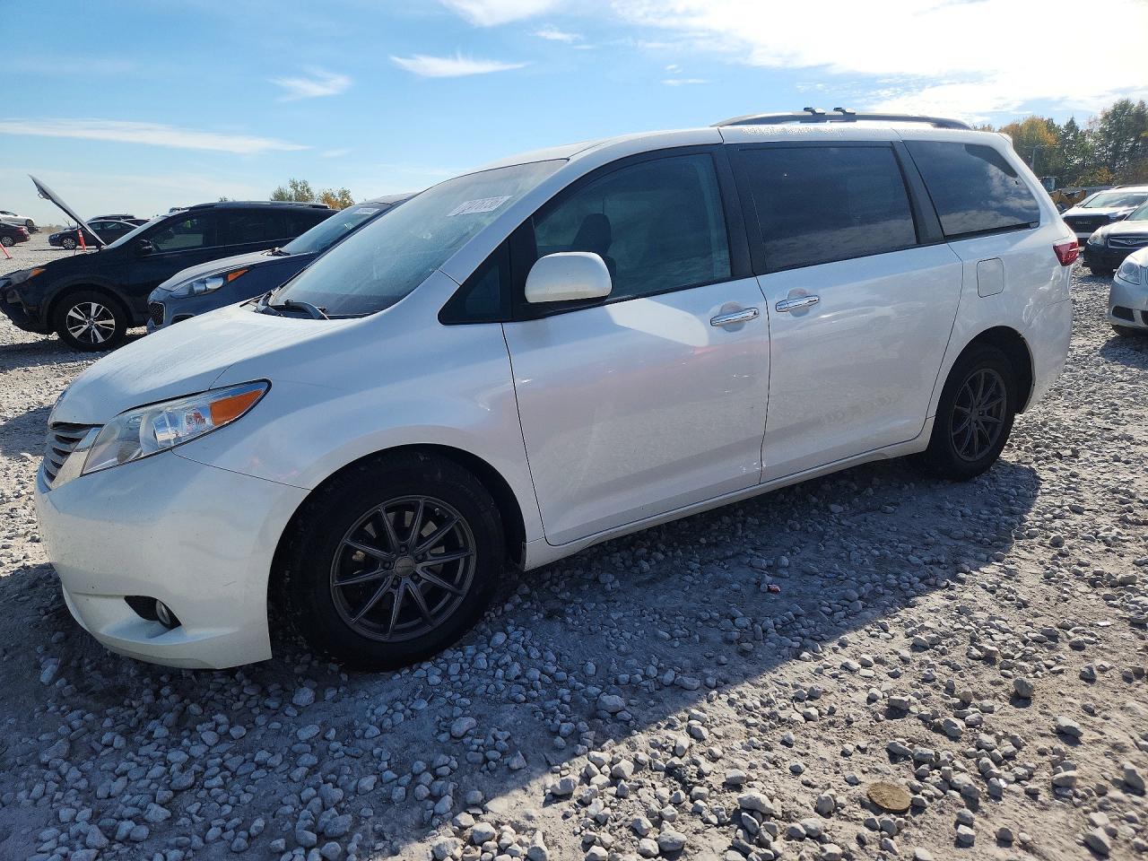 2015 TOYOTA SIENNA — Front 3/4