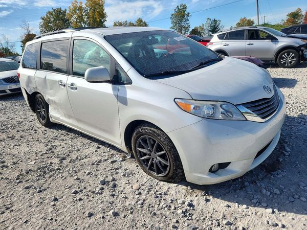 2015 TOYOTA SIENNA — Passenger 3/4