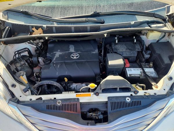 2015 TOYOTA SIENNA — Engine bay