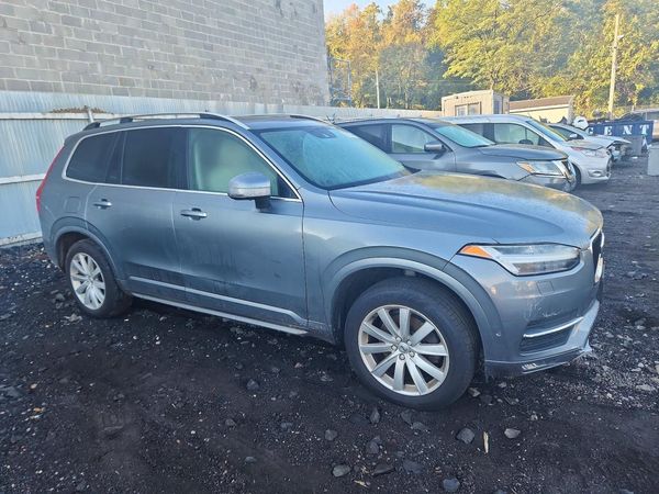 2017 VOLVO XC90 Momentum — Passenger 3/4