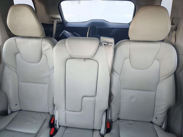 2017 VOLVO XC90 Momentum — SUVN