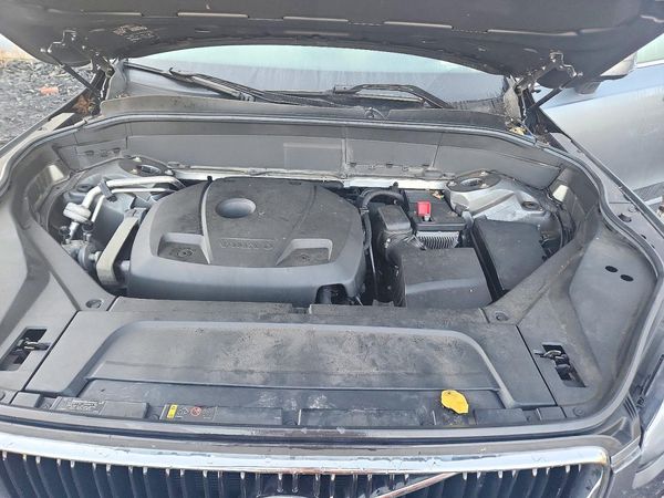 2017 VOLVO XC90 Momentum — Engine bay