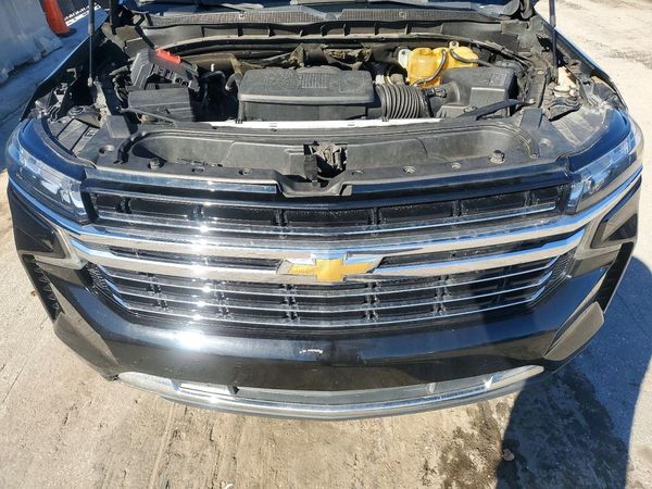 2021 CHEVROLET SUBURBAN LT — Engine bay