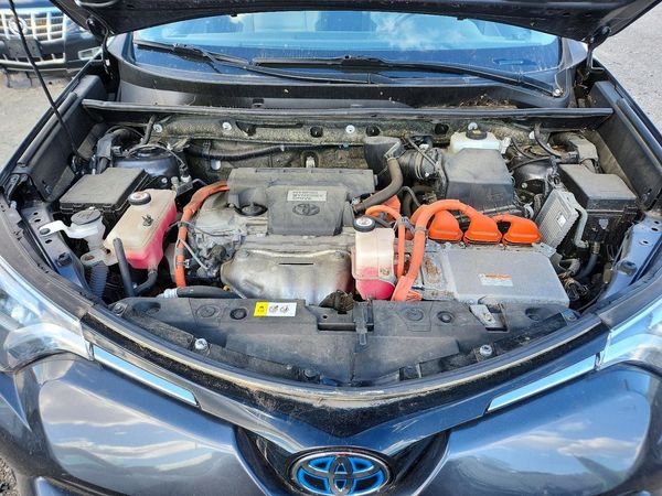 2018 TOYOTA RAV4 Ltd — Engine bay