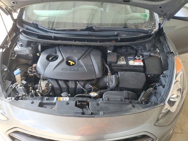 2017 HYUNDAI ELANTRA — Engine bay
