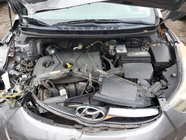 2012 HYUNDAI ELANTRA GLS(Middle grade) — Engine bay
