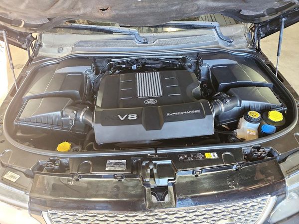 2012 LAND ROVER RANGEROVER Auto-biography — Engine bay