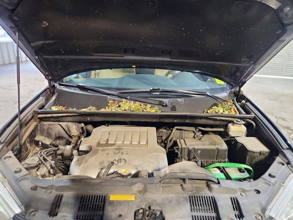 2012 TOYOTA HIGHLANDER Base/Hybrid — Engine bay