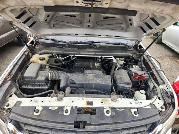 2015 CHEVROLET COLORADO Base — Engine bay