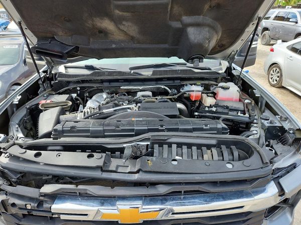 2025 CHEVROLET SILVERADO — Engine bay