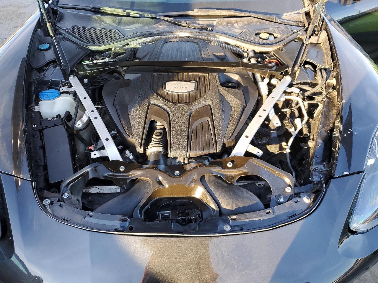 2017 PORSCHE PANAMERA Base (2WD), 4 (4WD)